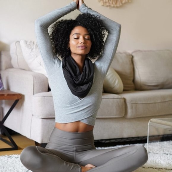 Beyond Yoga Black Hidden Pocket Infinity Scarf EUC - Picture 4 of 10